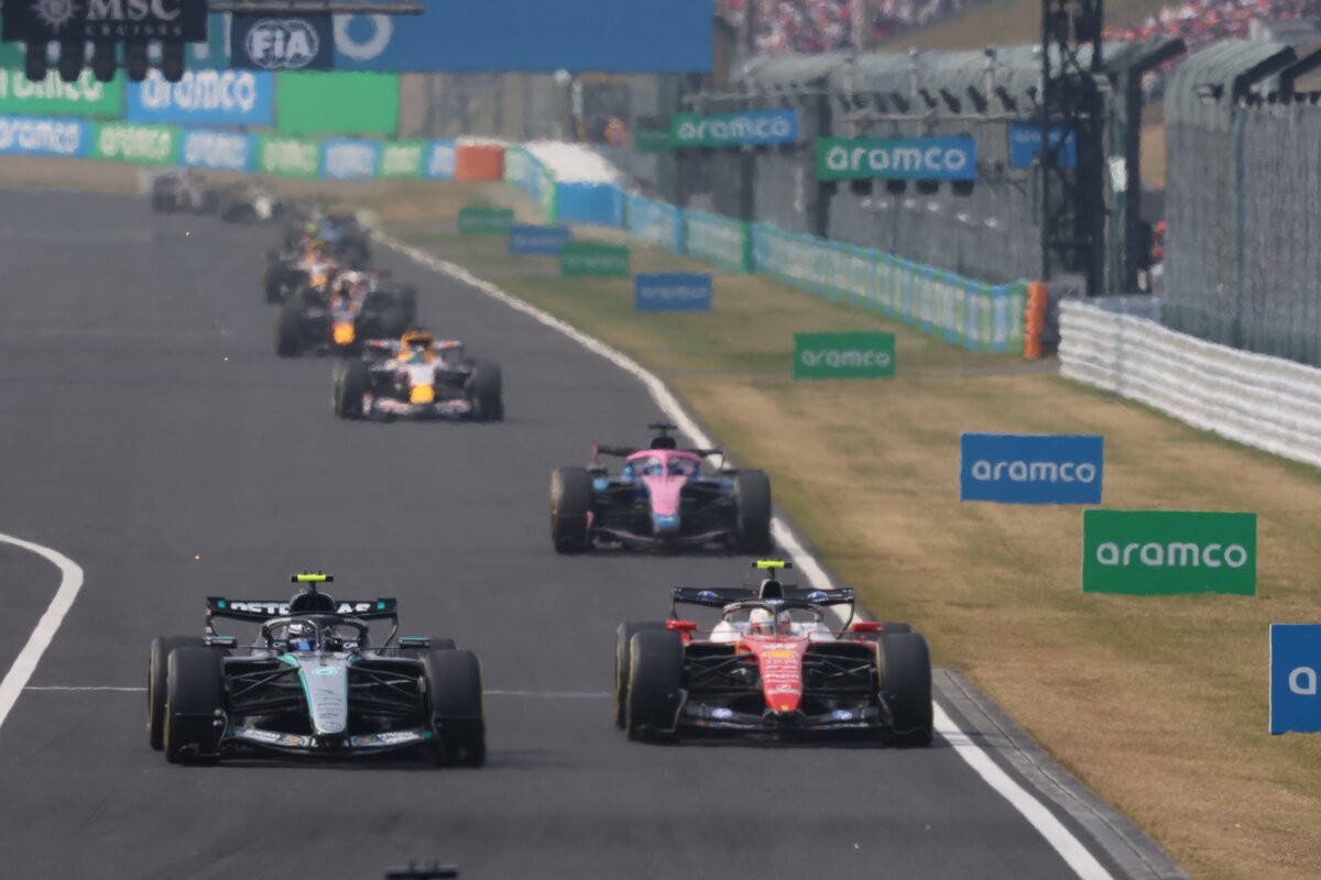 El italiano supera a Hamilton en su intento por remontar tras la mala partida. (Suzuka International Racing Course)