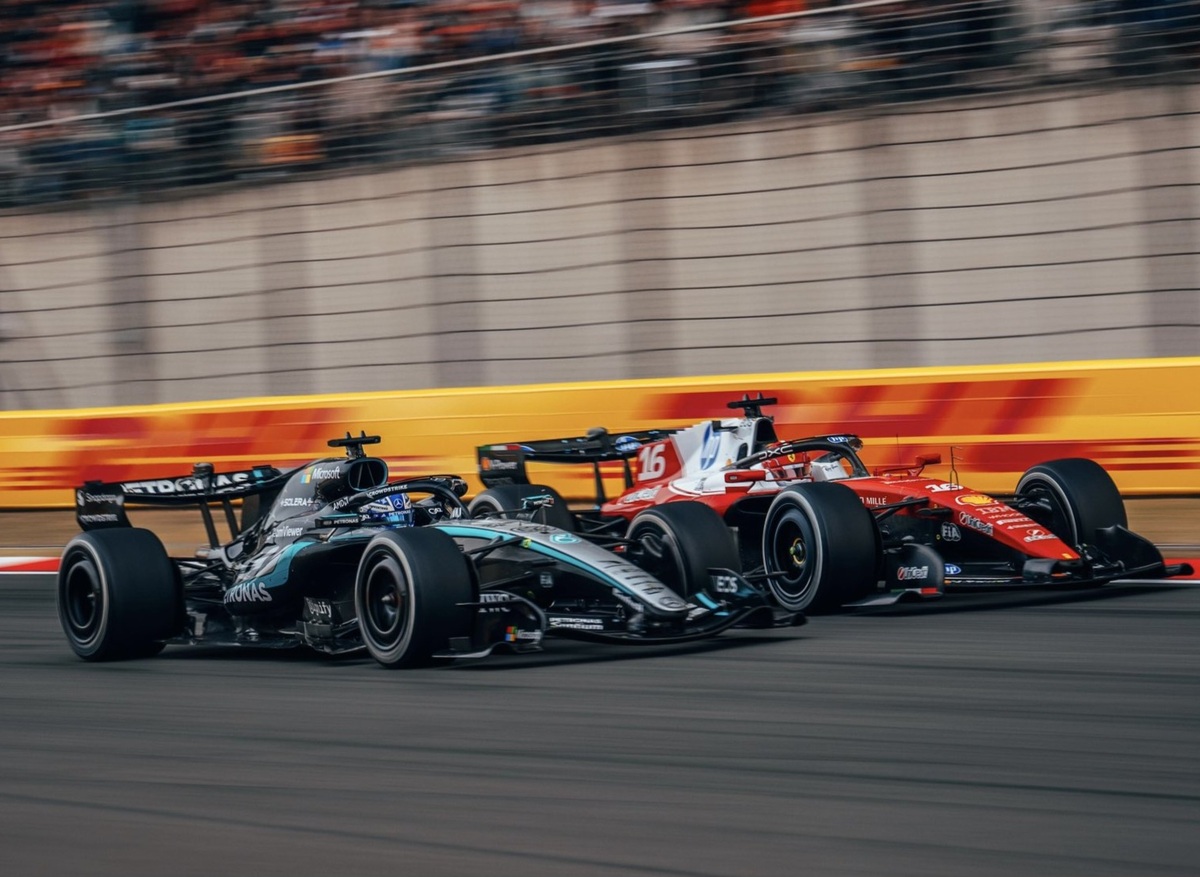 Hamilton le gana el exterior a Antonelli en la salida. (Mercedes AMG Petronas F1 Team)