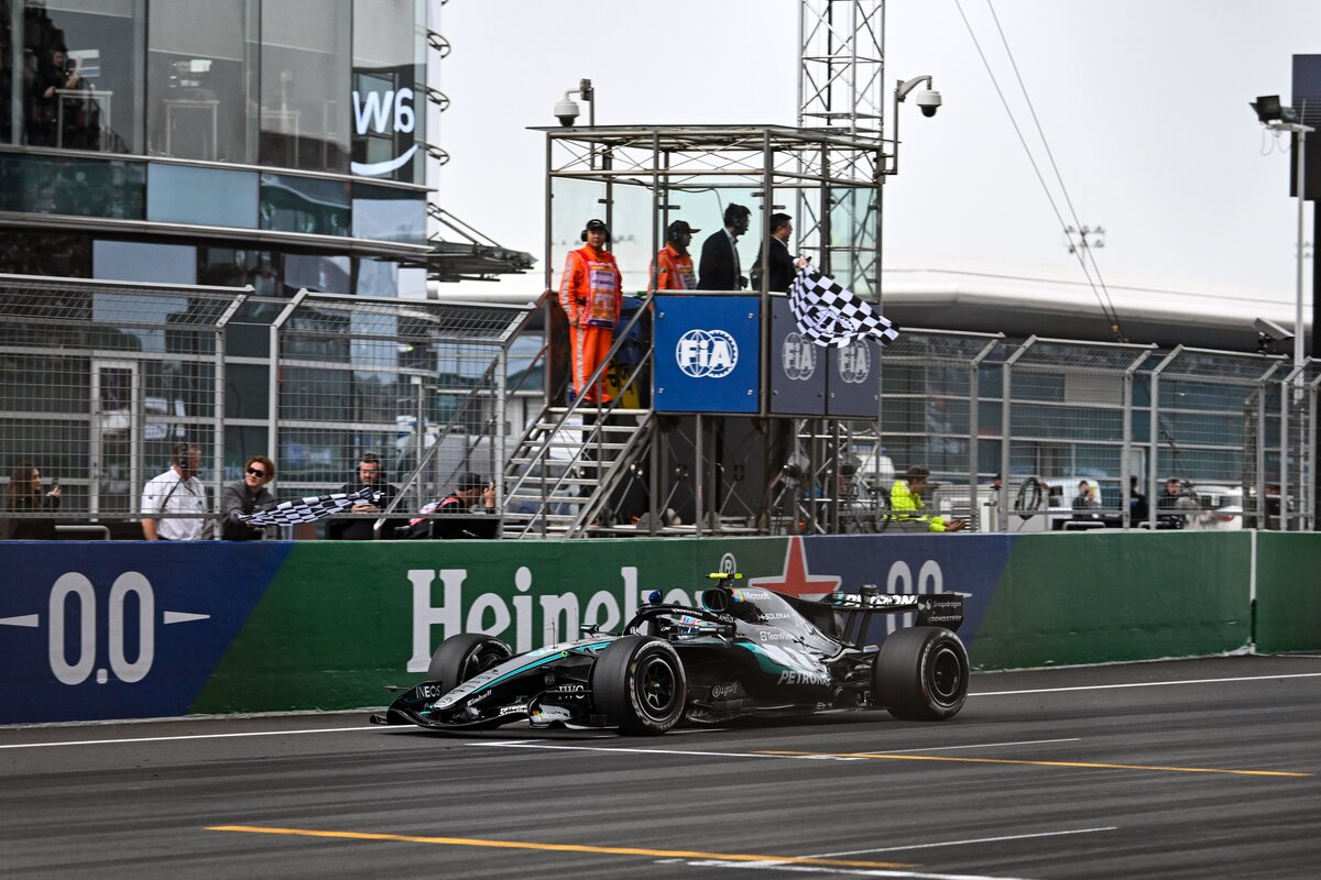 Antonelli cruza la meta firmando su primera victoria en F1. (FIA)