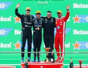 El podio con Russell, Antonelli, Bonninton -ingeniero de pista de Kimi- y Hamilton. (FIA)