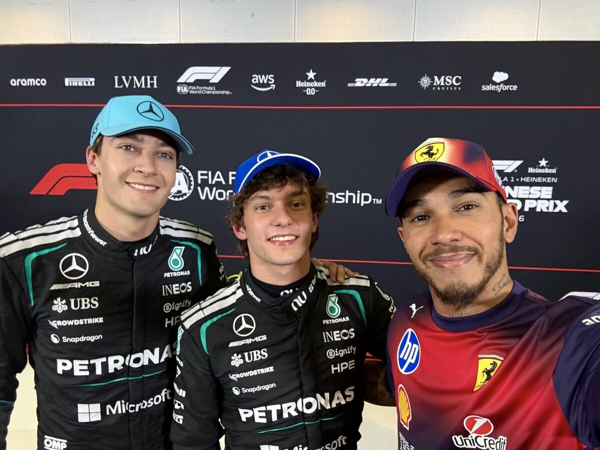 La selfie de Hamilton con Antonelli y Russell. (Mercedes AMG Petronas F1 Team)