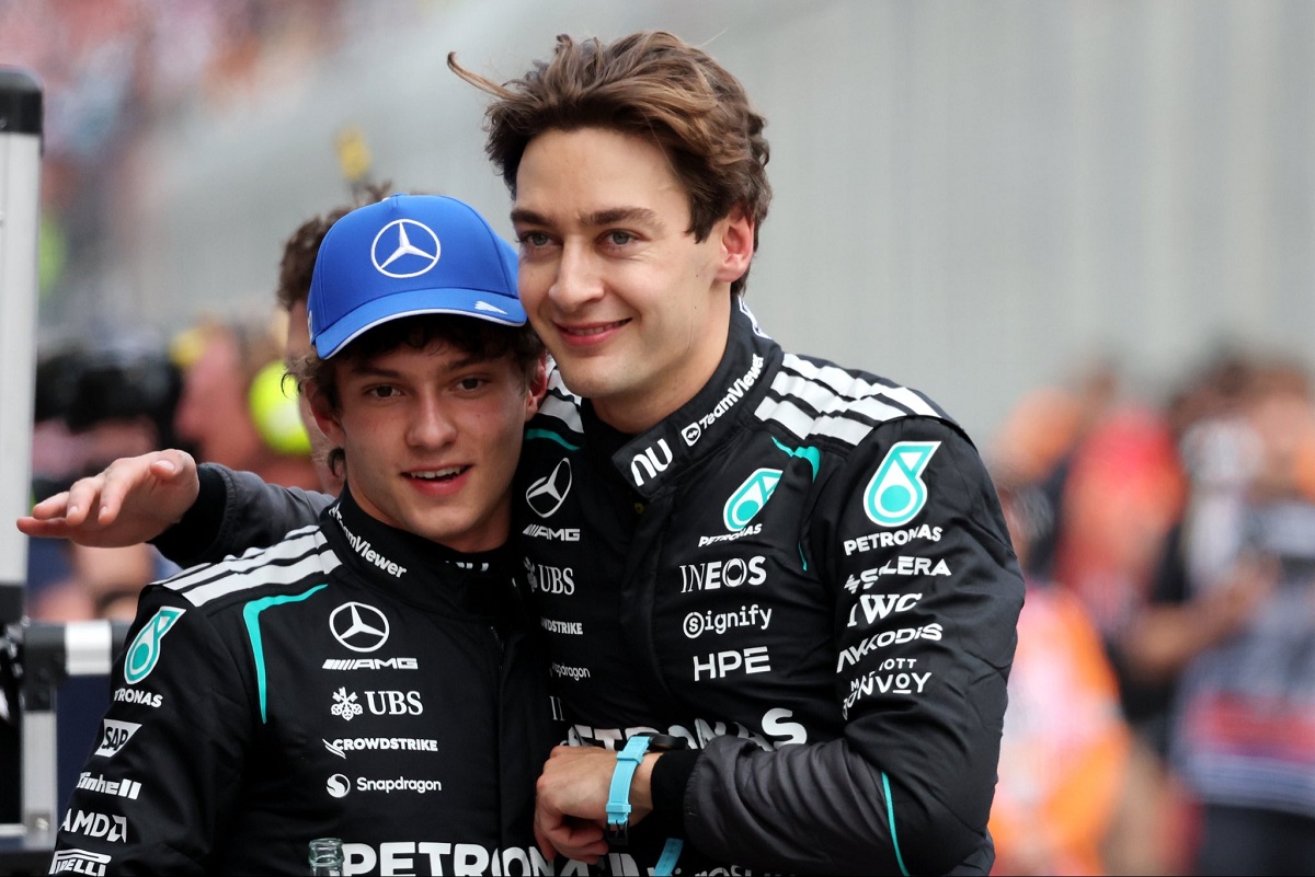 Russell abraza a Kimi al finalizar la Qualy. (Laurent Charniaux / XPB Images)