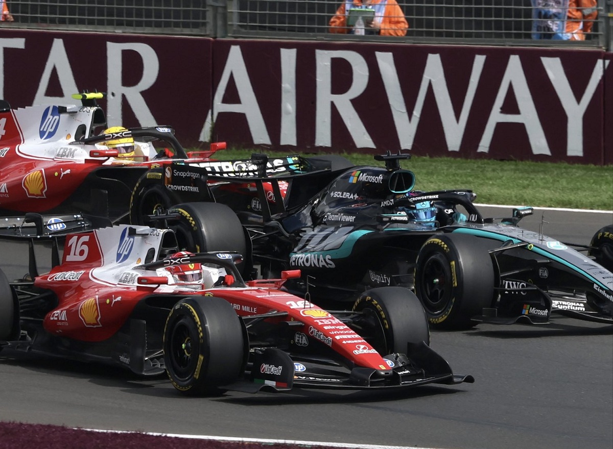 Leclerc aprovecha un hueco en la salida para birlarle la primera posición a Russell. (Getty Images / Motorsport Images)