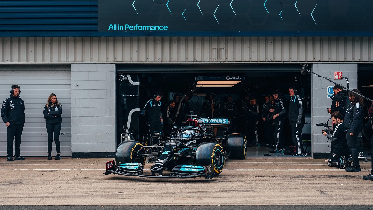 Pin sale del garage al comando de un W12 de 2021. (Mercedes AMG Petronas F1 Team)