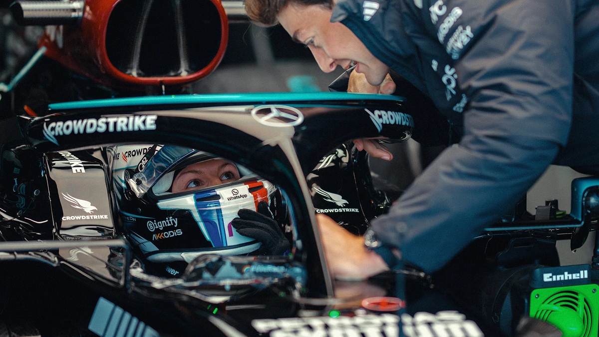 George Russell le da los últimos consejos a Pin antes de salir a pista. (Mercedes AMG Petronas F1 Team)