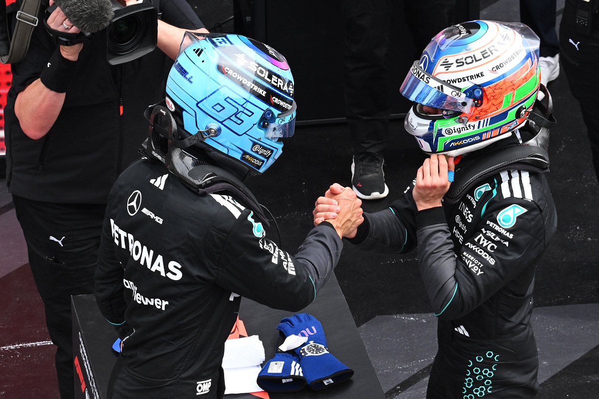 Russell y Antonelli se saludan en el parque cerrado, solo fue diplomacia. (F1 / FOM)