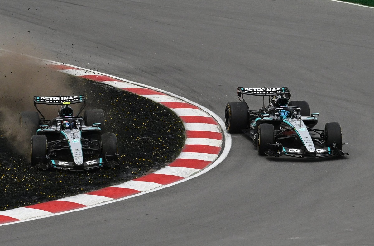 Antonelli debió cortar la curva, luego del toque con Russell, cuando el italiano intentó superarlo. (F1 / FOM)