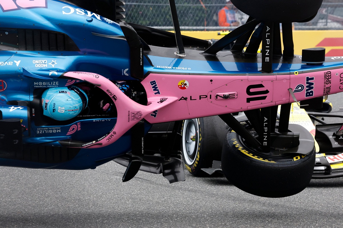 Gasly vuela tras ser embestido por Lawson en la curva 17. (Getty Images)