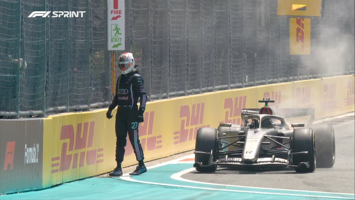 Hülkenberg tuvo que abandonar antes de llegar a la parrilla de salida por la rotura del motor de su Audi. (Imagen TV / F1TV)