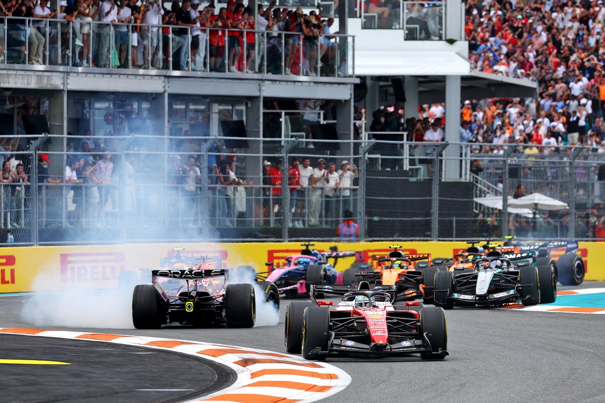 Verstappen hizo trompo para evitar el contacto con Leclerc. (XPB Images)