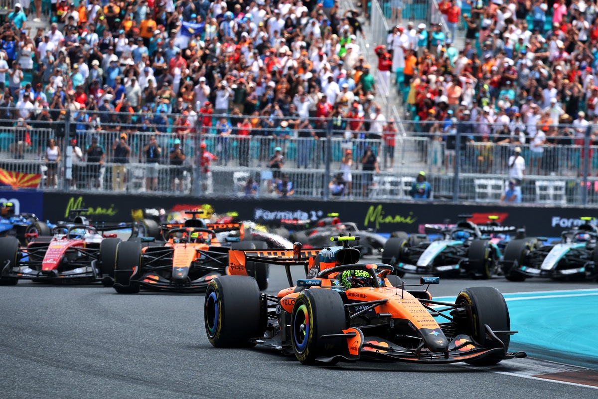 Norris lidera los primeros metros de la Sprint seguido por Norris y Leclerc. (XPB Images)