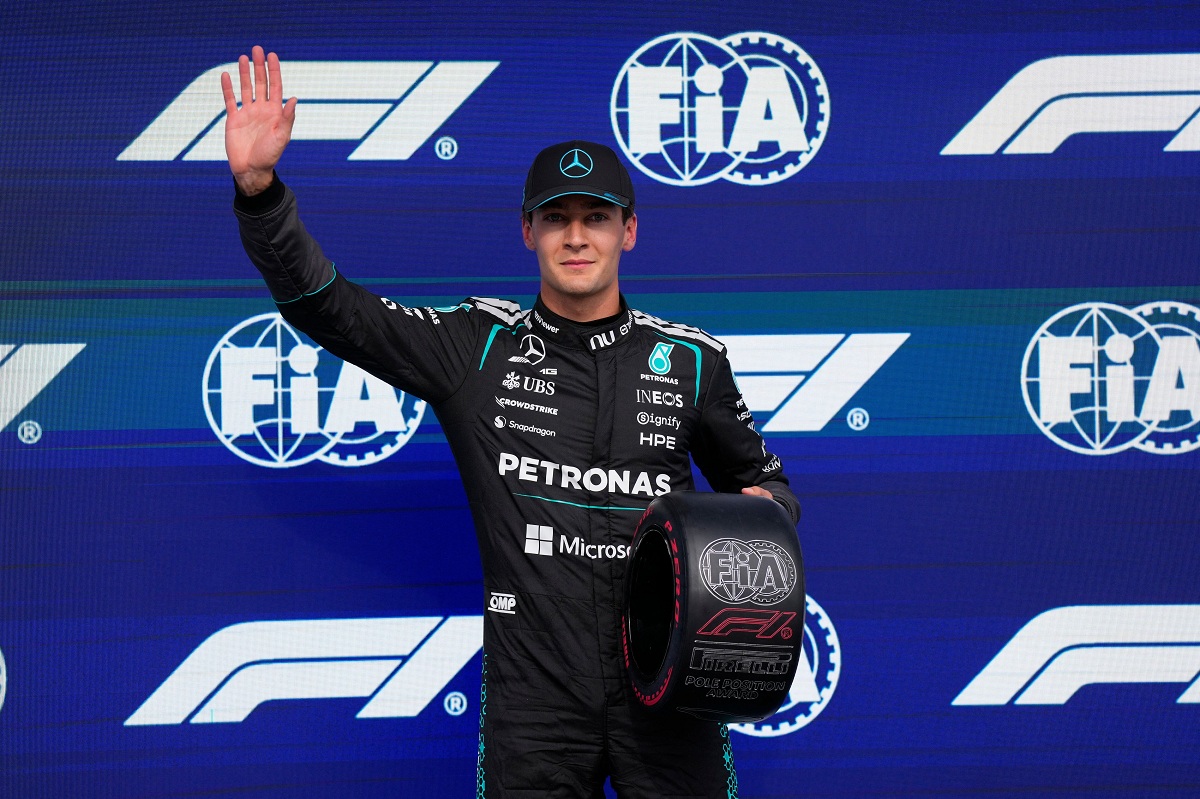 Russell celebra la pole en parque cerrado. (Mathieu Belange / REUTERS)