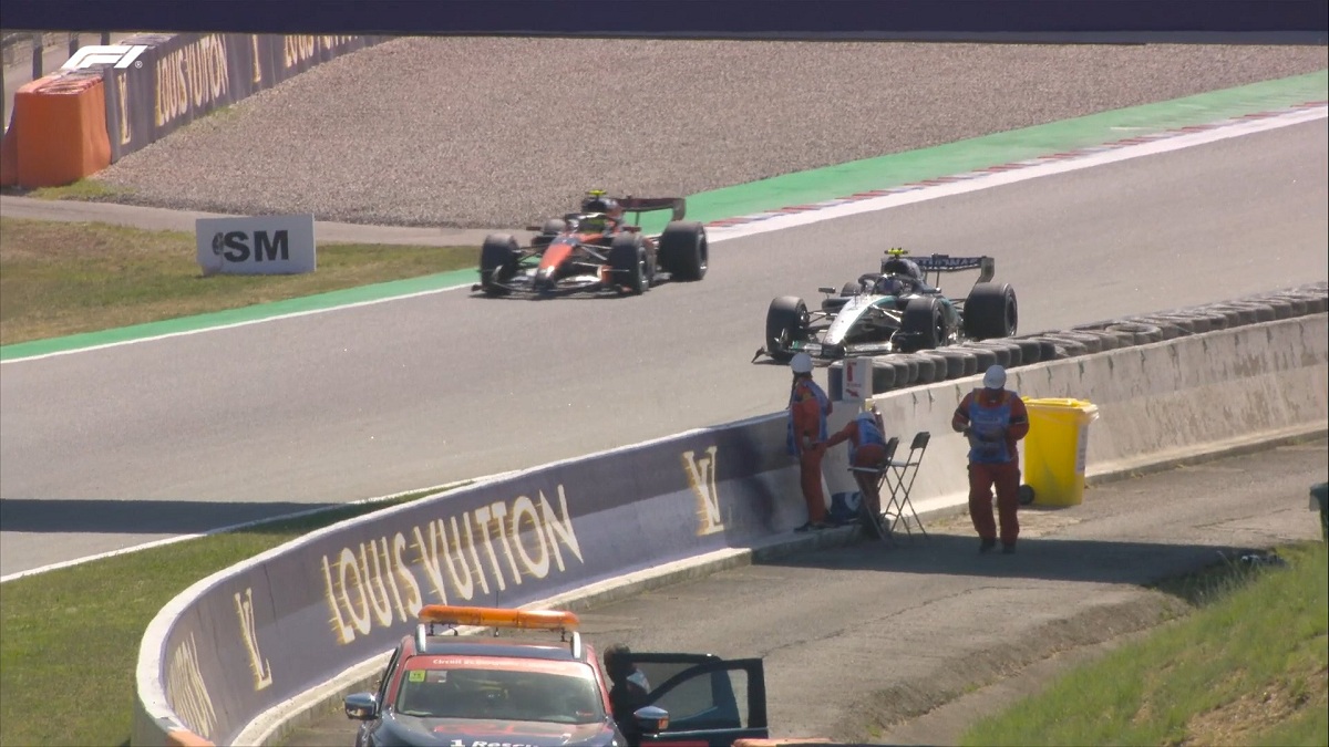 El momento que Antonelli comienza a perder rendimiento por una falla del motor. (Imagen TV / F1TV)