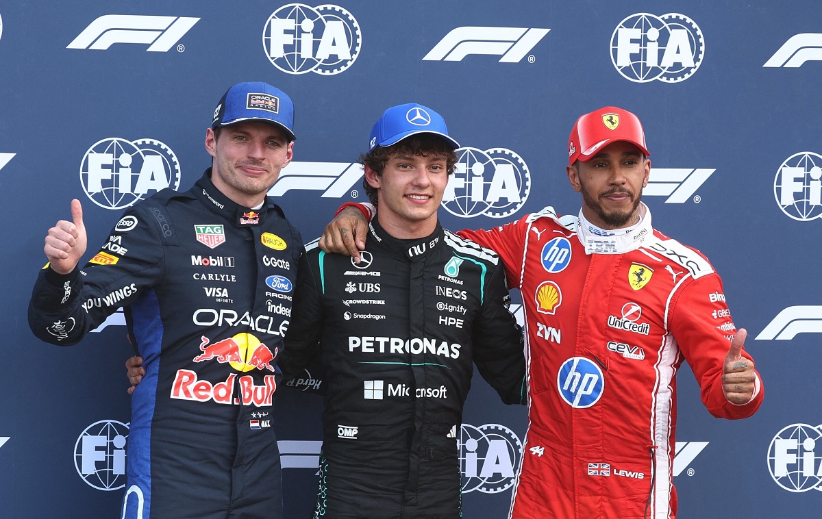 Verstappen, Antonelli y Hamilton en el pos quali. (Jakub Porzyck / REUTERS)