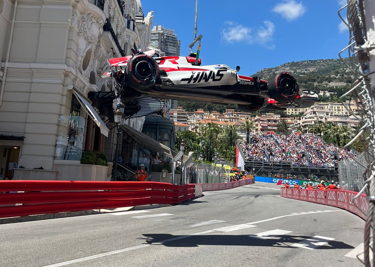 El Haas de Bearman es retirado de la subida del Casino. (Getty Images)