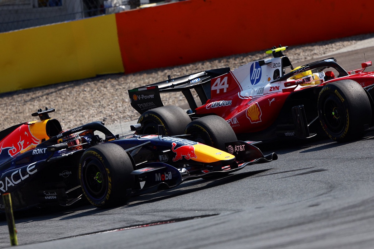 Verstappen ataca a Hamilton, fue el principal duelo en Spielberg. (Red Bull Content Pool)