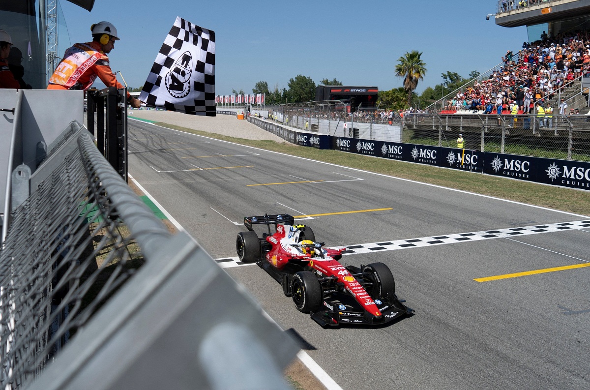 Hamilton cruza la meta, desde julio de 2024 que no ganaba un GP. (Manaure Quintero / REUTERS)