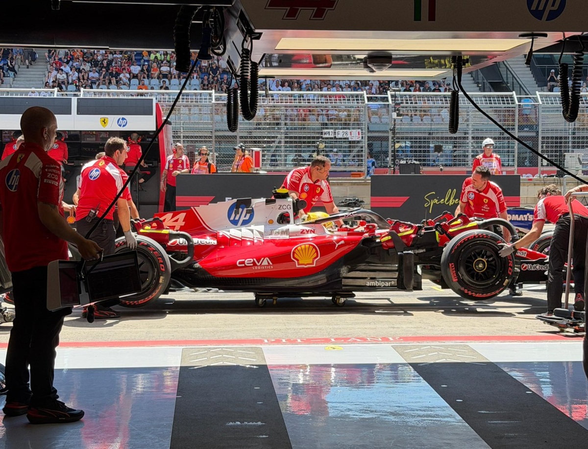 Los mécanicos de Ferrari ingreando a Hamilton al box. (Ferrari Media Centre)