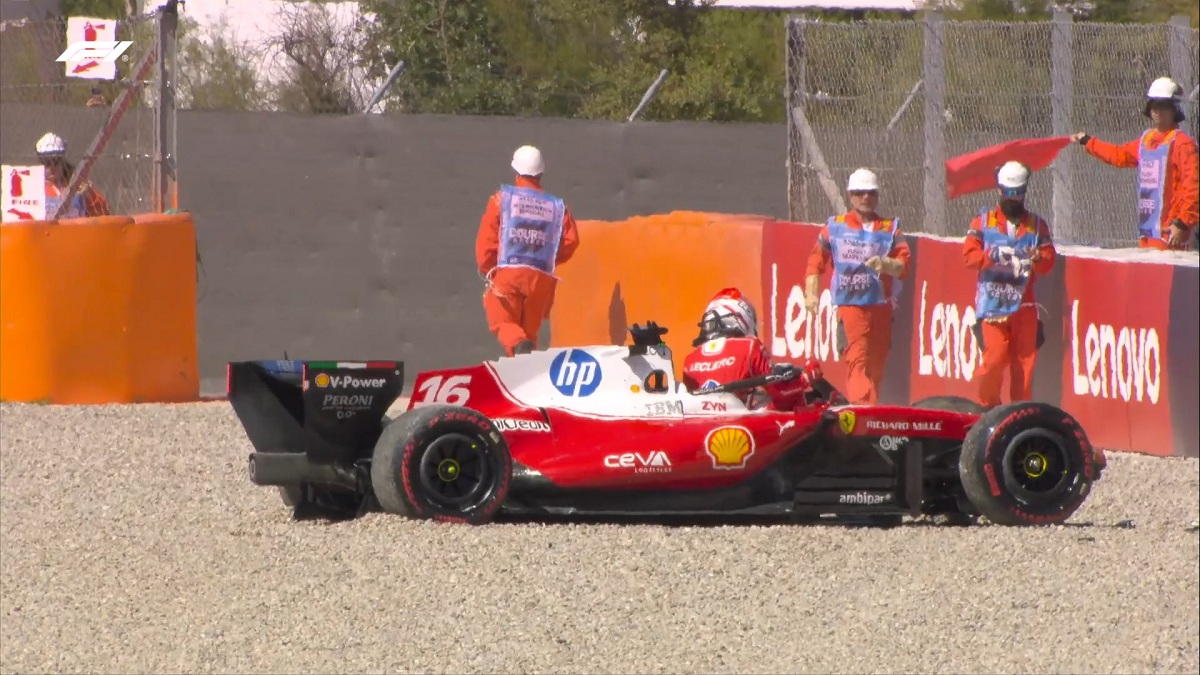 Leclerc se estrelló contra las defensas de la curva 3 cuando buscaba la pole provisoria. (Imagen TV / F1TV)