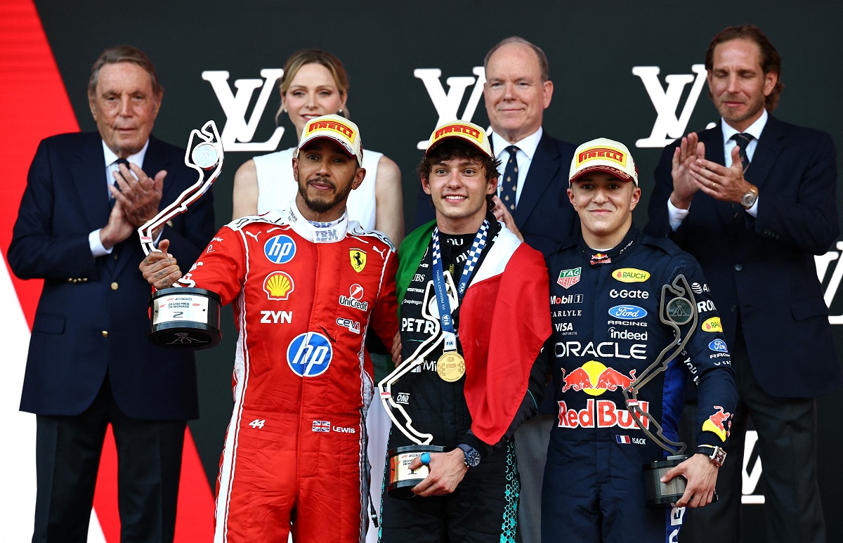 Hamilton, Antonelli y Hadjar en el podio. (Manon Cruz / REUTERS)