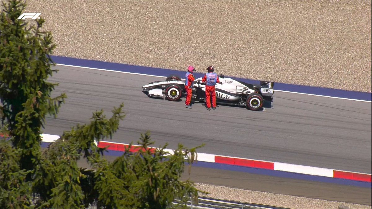 El Cadillac de Pérez se queda detenido en la subida a la curva 3. (Imagen TV / F1TV)