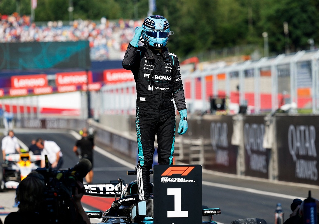 Russell logra una polémica pole en Austria