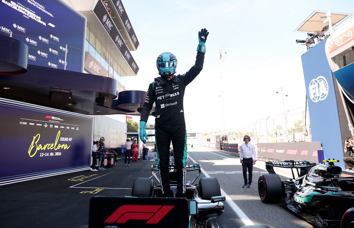Russell festeja la pole en parque cerrado. (Bruna Casas / REUTERS)