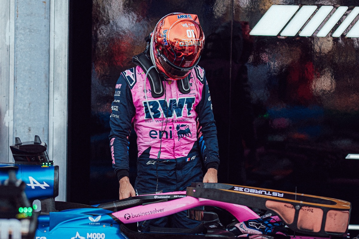 Gasly desvastado en el parque cerrado de Mónaco al ser informado que fue penalizado tras llegar tercero. (Renault Group)