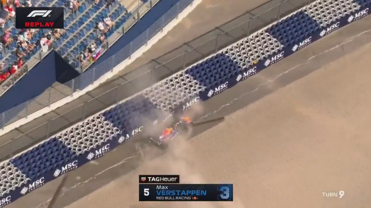 Verstappen contra las barreras de la curva Rindt luego de perder el control del Red Bull. (Imagen TV / F1TV)