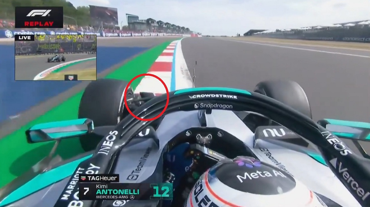 El círculo señala la pieza de la rueda que se zafó y atascó el eje delantero del Mercedes de Antonelli. (Imagen TV / F1TV)