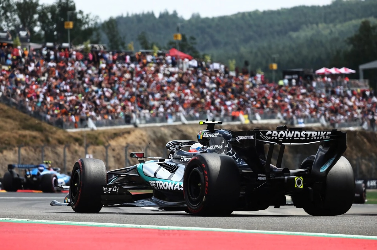 Antonelli ingresando a Stavelot. (Jakub Porzycki / REUTERS)