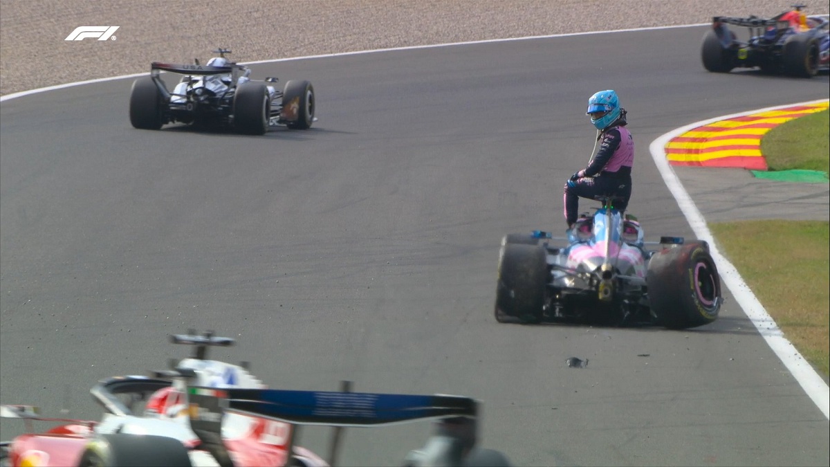 Gasly espera que pase Leclerc para bajar del Alpine luego del accidente entre las curvas 13 y 14. (Imagen TV / F1TV)