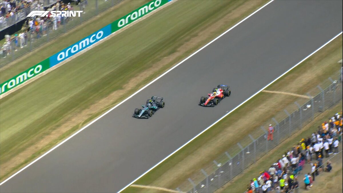 Antonelli ganándole la cuerda a Hamilton en el Hángar. (Imagen TV / F1TV)