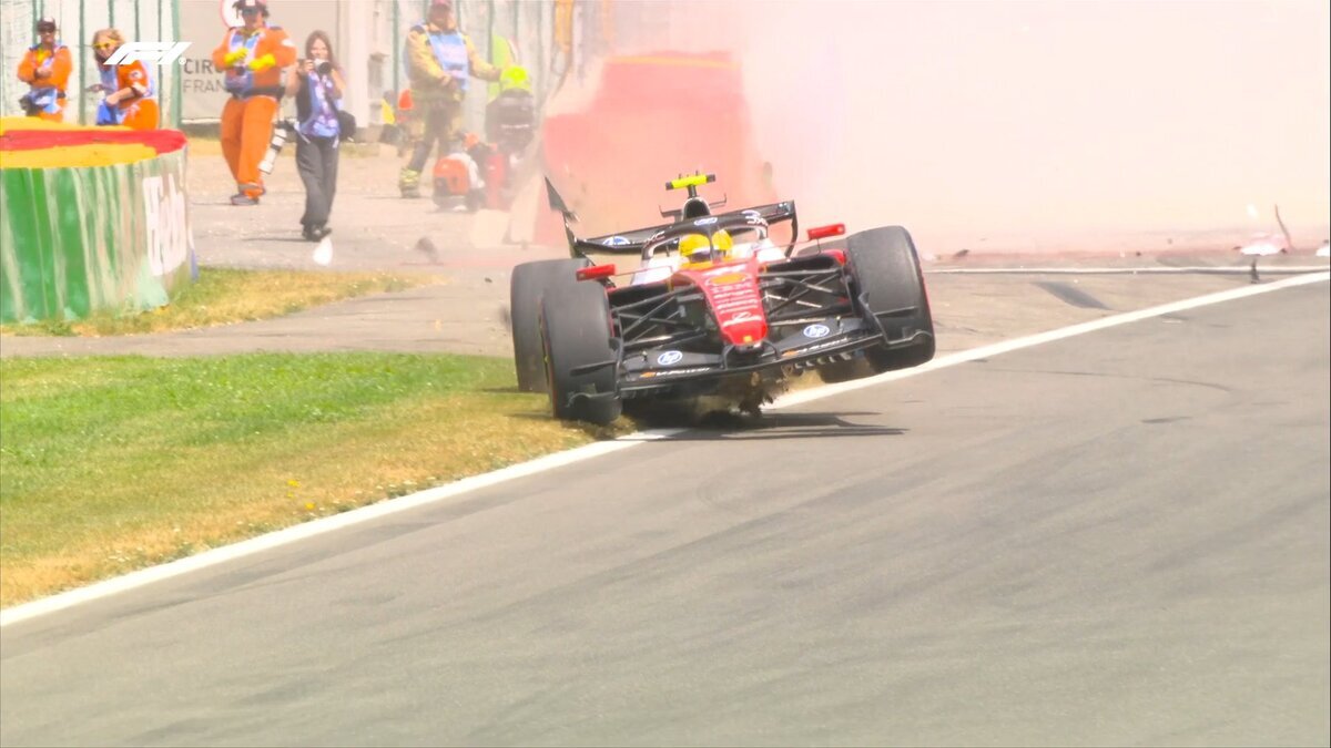 Hamilton tuvo un subviraje en el mismo sector donde se accidentó Gasly y golpeó las defensas. (Imagen TV / F1TV)