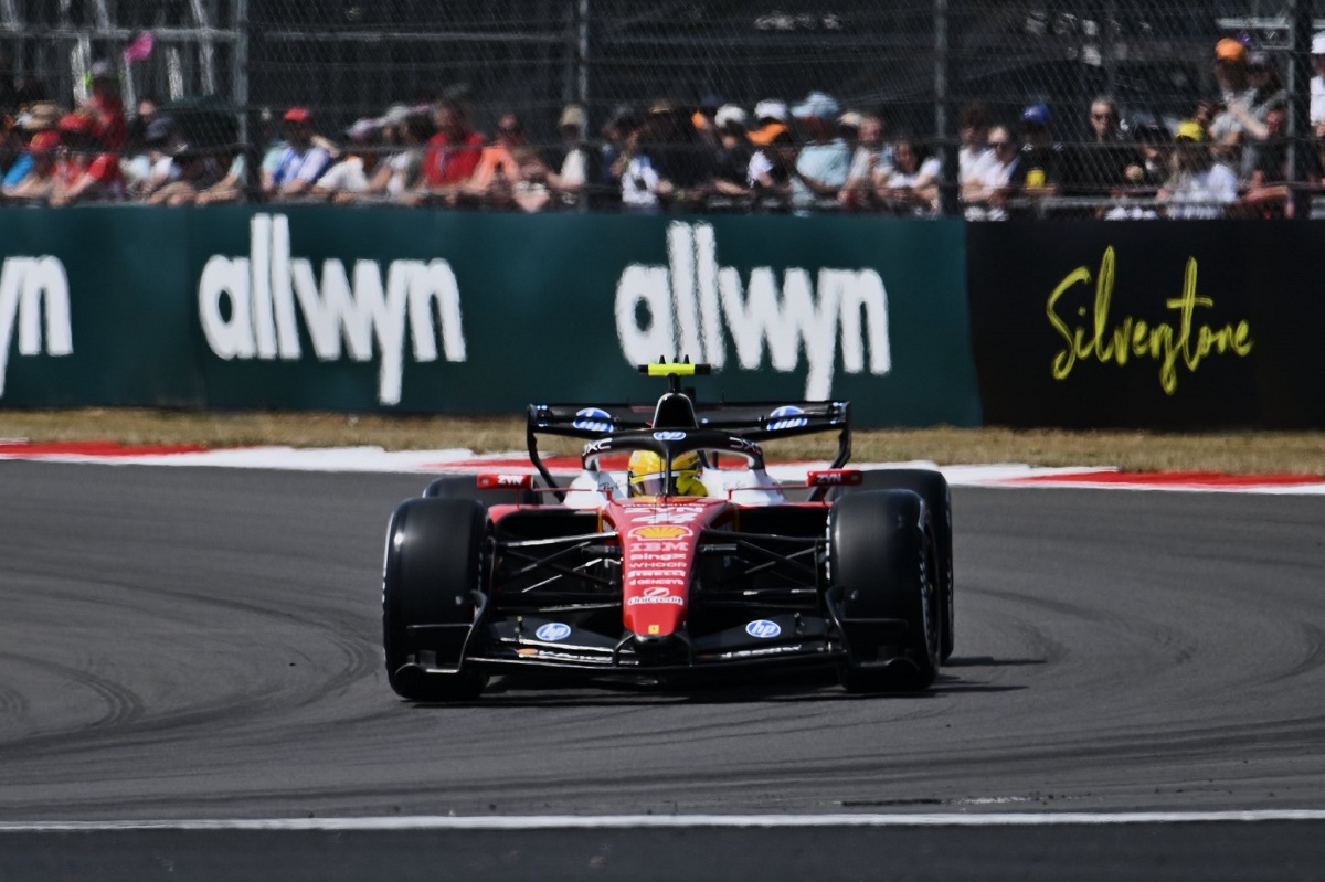 Hamilton girando en el único entrenamiento en Silverstone. (Ferrari Media Centre)
