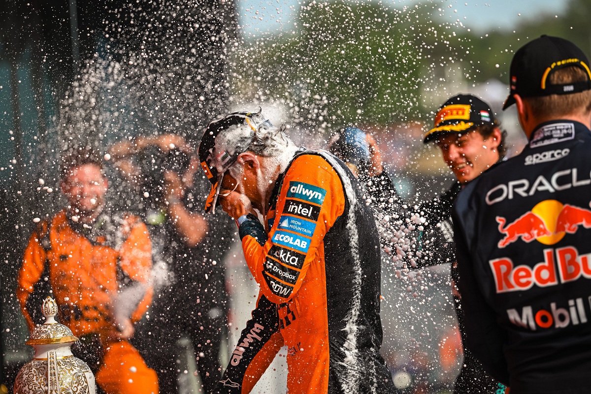 Verstappen y Antonelli bañan en champagne a Norris. (McLaren Racing)