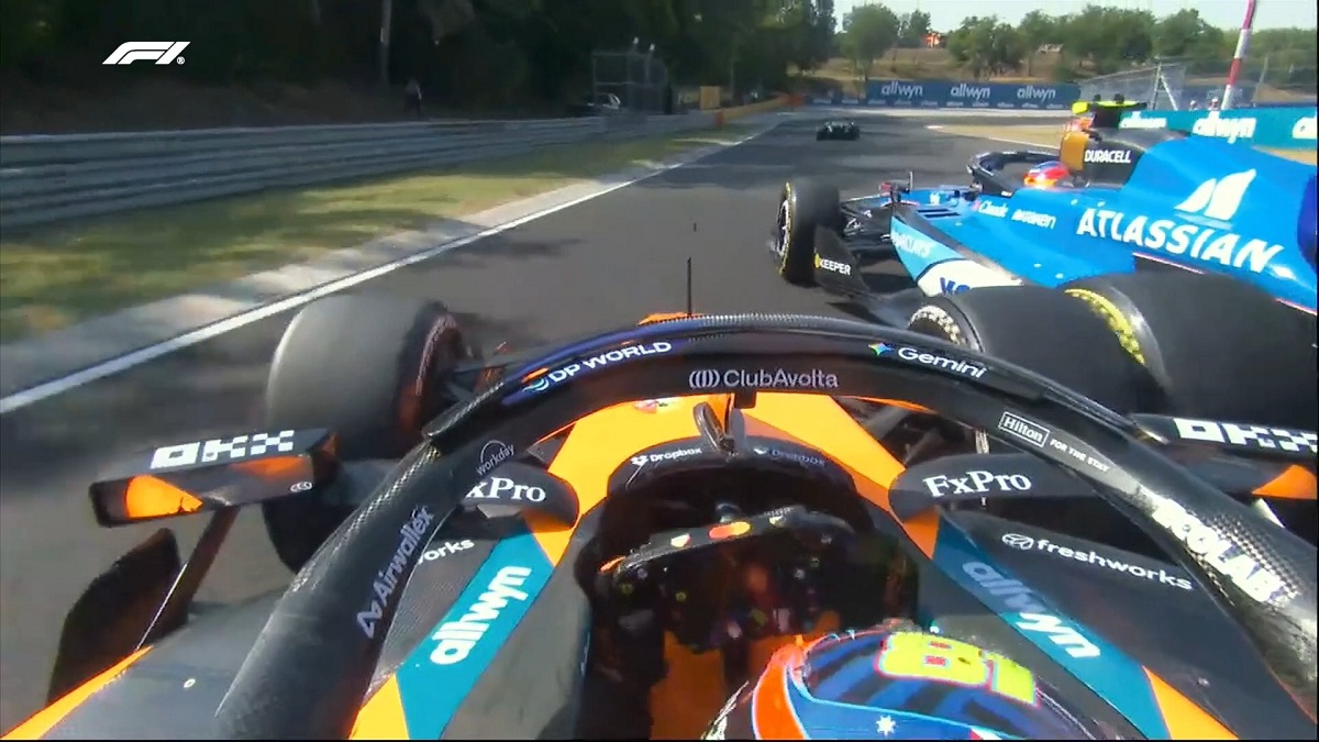 Sainz golpea a Piastri en un encierro accidental del español cuando estaba luchando con Aston Martin. (Imagen TV / F1TV)