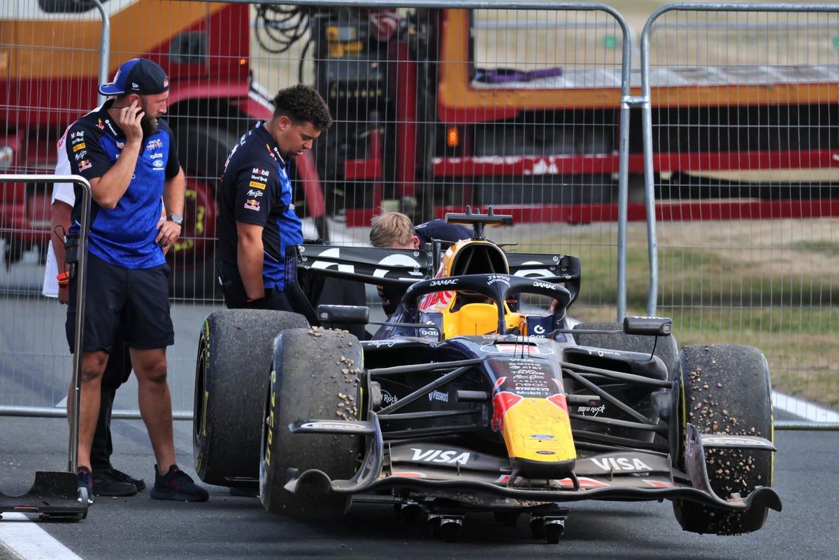 Los mecánicos de Red Bull reciben el coche de Verstappen luego de su despiste en Stowe. (XPB Images)