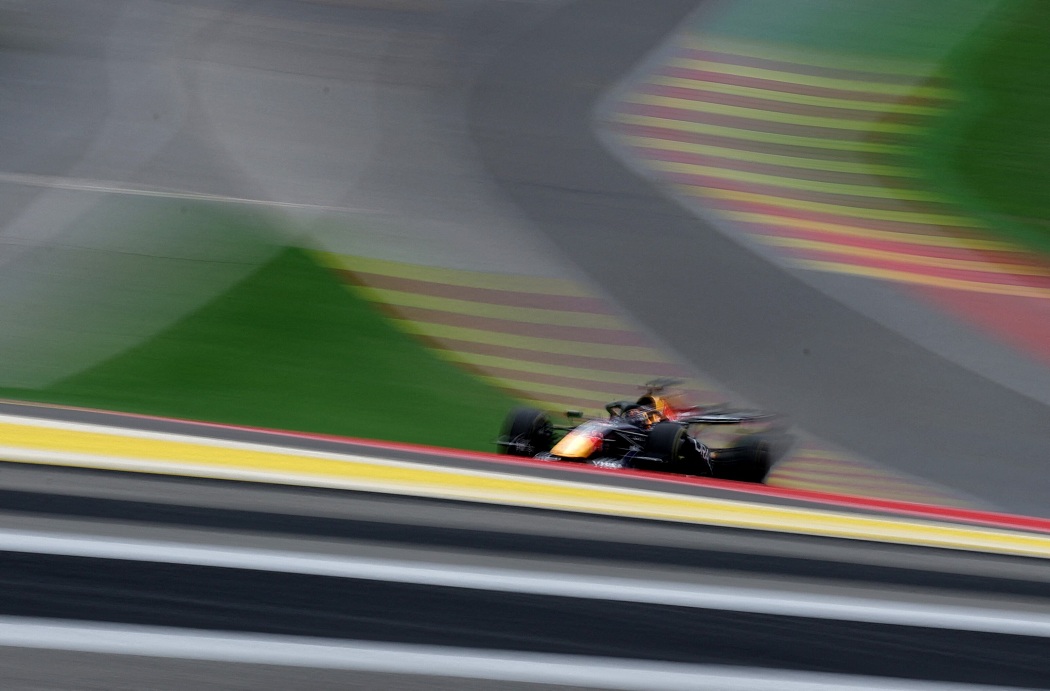 Verstappen al frente del primer libre en Spa
