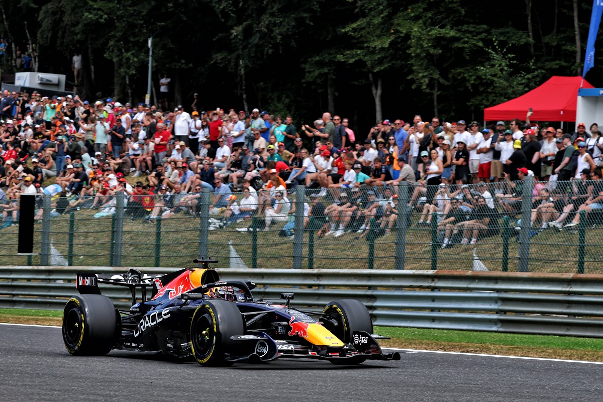 Verstappen durante su primera salida en Spa. (James Bearne / XPB Images)