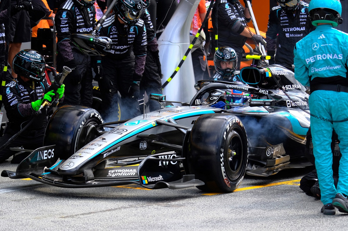 Antonelli en su primer pit stop. (Patrick Post / REUTERS)