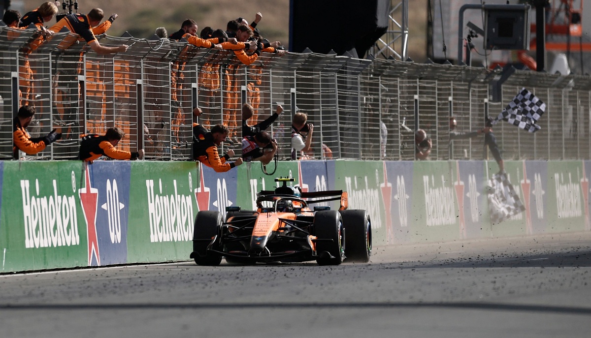 Norris cruza la meta convirténdose en el último ganador en Zandvoort. (Benoit Tessier / REUTERS)
