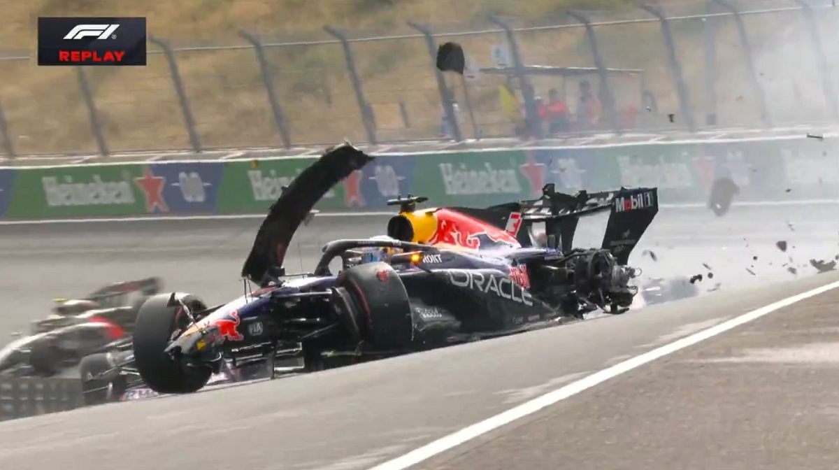 El fuerte golpe de Verstappen contra las barreras de Luyendik, de fondo el trompo de Bortoleto. (Imagen TV / F1TV)