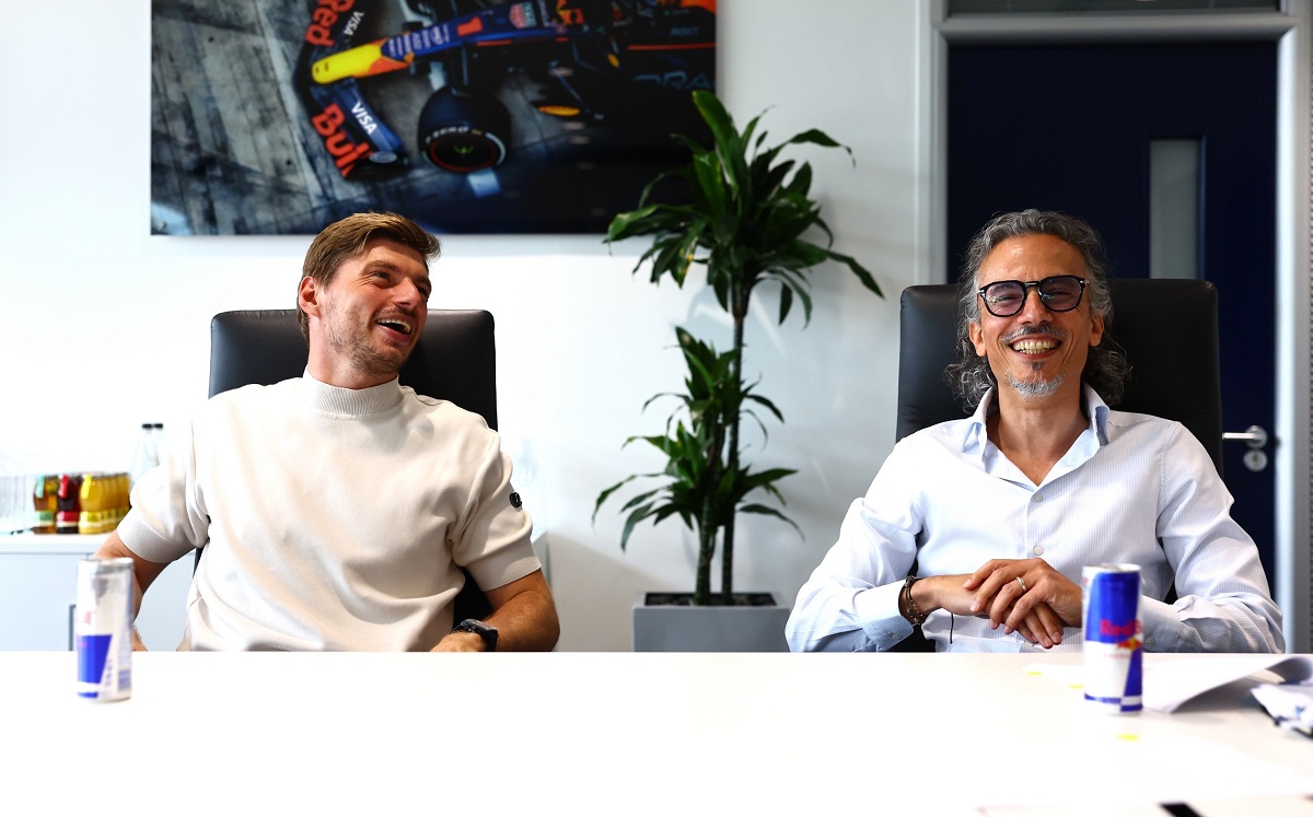 Verstappen y Mekies distendidos después de firmar la renovación. (Red Bull Content Pool)