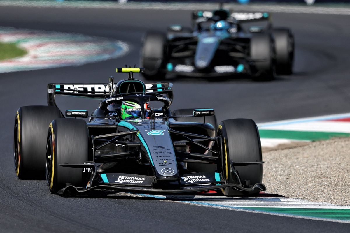 Antonelli en Ascari por delante de Russell. (XPB Images)