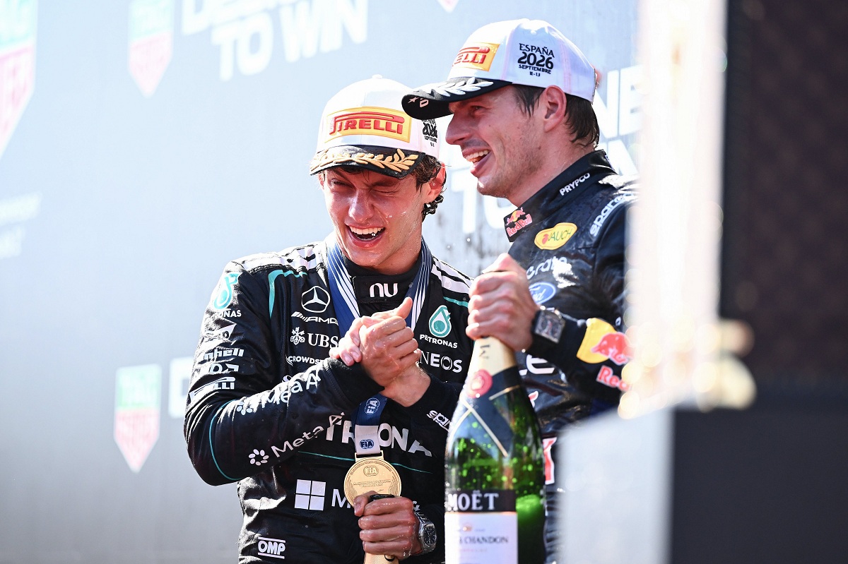 Sonrisas mutuas entre Antonelli y Verstappen en el podio, ambos aprovecharon el VSC. (Getty Images)