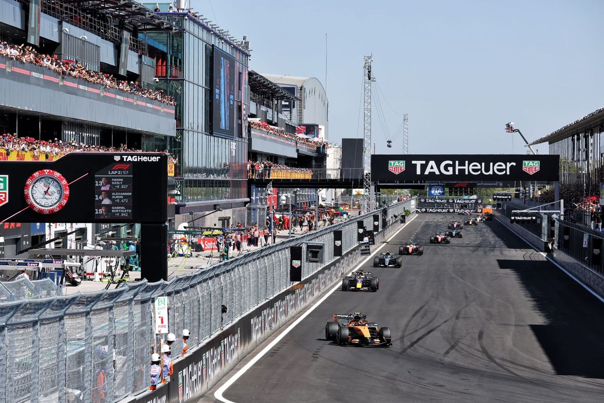 Norris al frente del pelotón en la segunda vuelta de la carrera, seguido por Verstappen y Antonelli. (XPB Images)