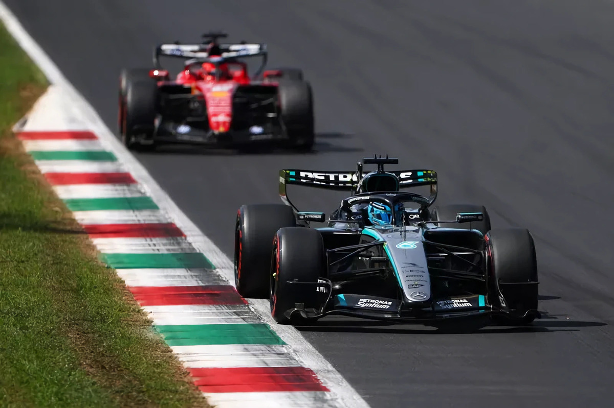 Russell y Leclerc en pista. (Simon Galloway)