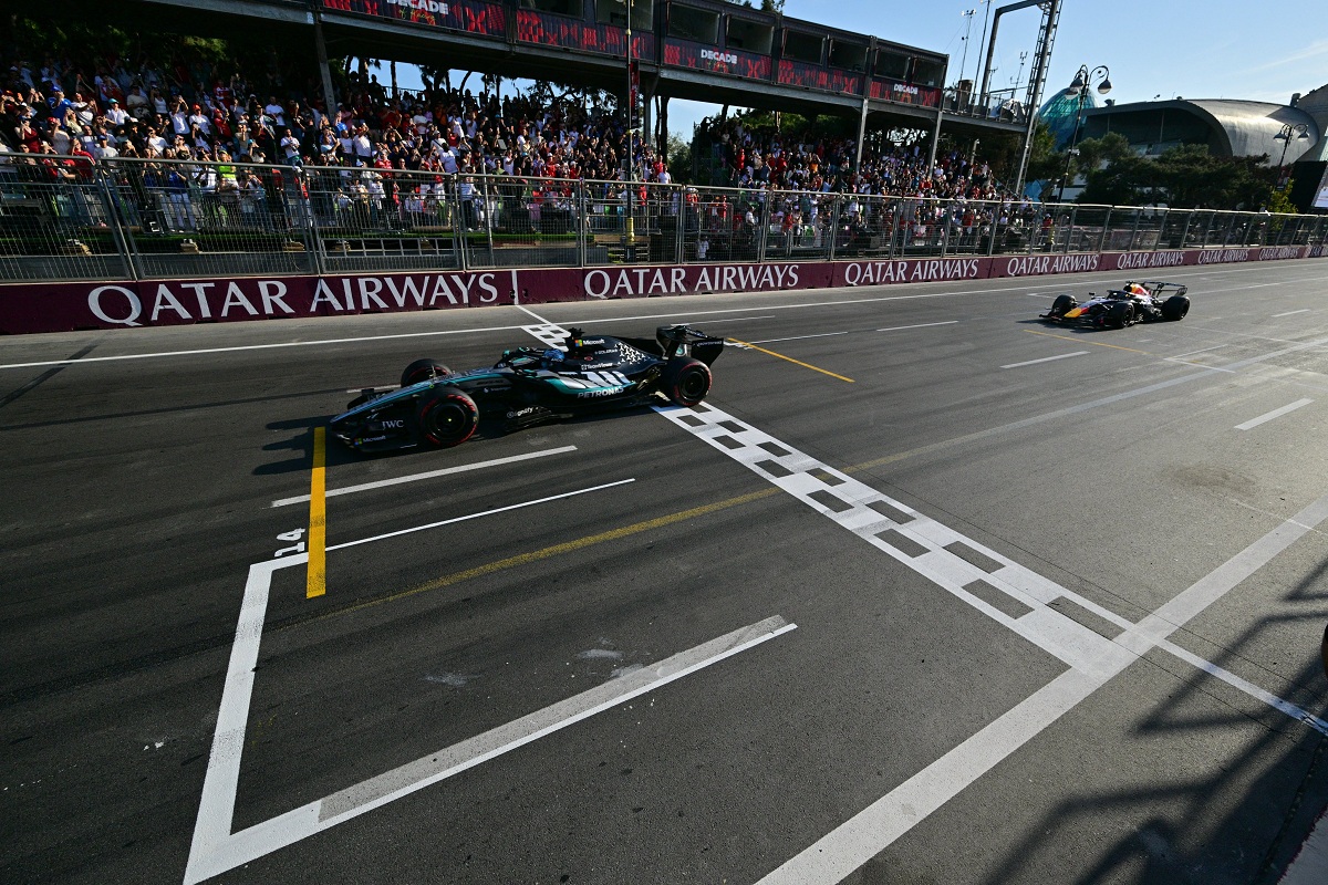 Russell logra cruzar la meta ante el intento de Verstappen por arrebatarle el triunfo. (F1 / FOM)