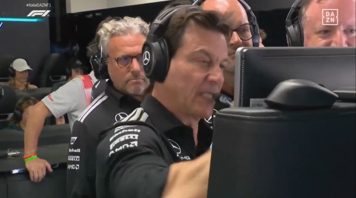 Toto Wolff pega un puñetazo al monitor cuando Gasly le arrebató la pole a Russell. (Imagen TV / DAZN F1)